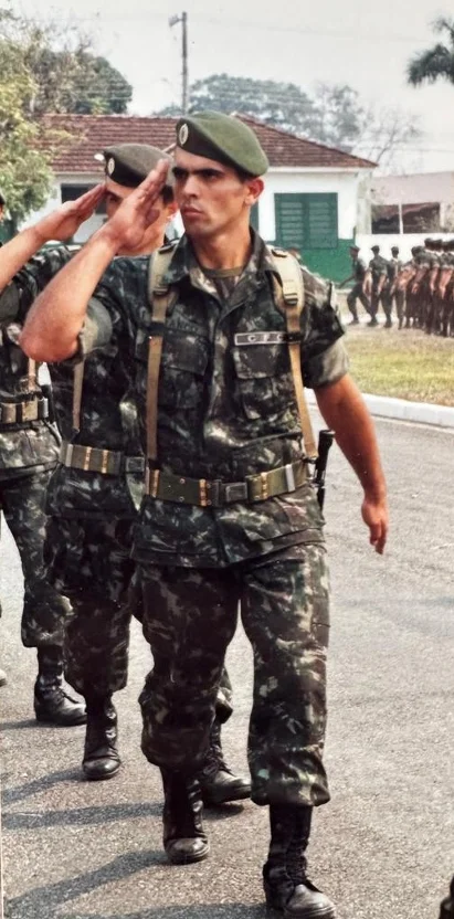 Rafael prestando continência no Exército Brasileiro