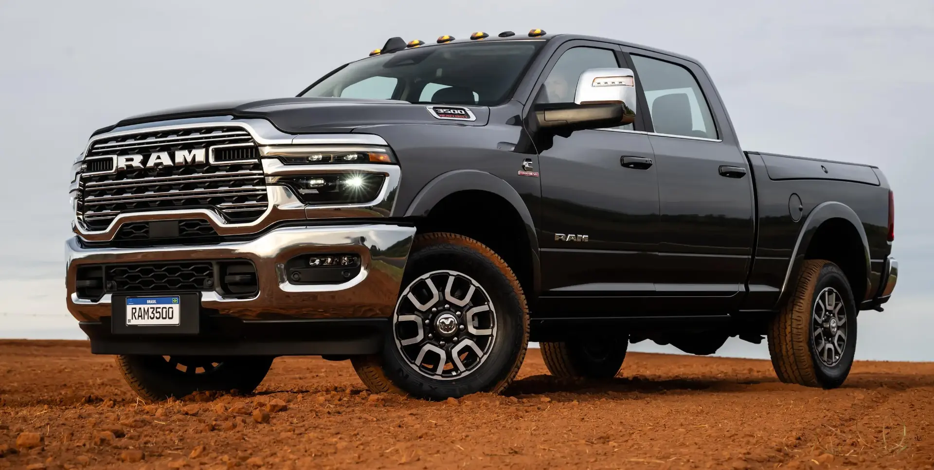 RAM 3500 Laramie na estrada de terra